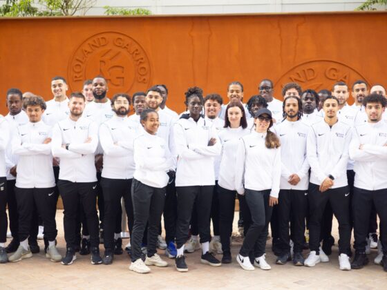 Les stagiaires d'Educaterra, devant le mur de terre battue de Roland Garros